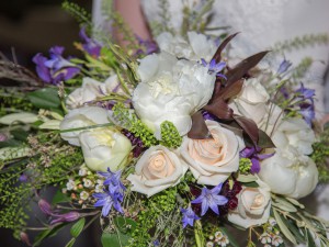 Claudia Hochzeit Brautstrauß art floral Heirat Braut Kleid flieder